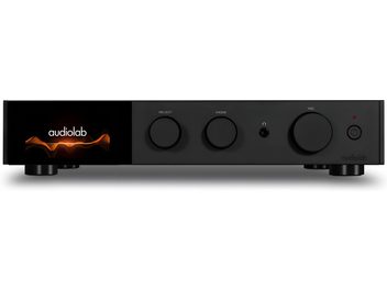 Integrovaný stereo hi-fi zesilovač Audiolab 9000A v černé barvě s displejem zobrazujícím světelný logo, 3 kruhovými tlačítky, sluchátkovým výstupem a červeným tlačítkem