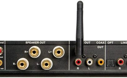 Pannello posteriore dell'amplificatore con connettori RCA, coassiali, ottici, antenna, prese per altoparlanti e interruttore di alimentazione