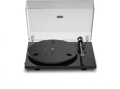 Pro-Ject E1.2 must vinüülplaadimängija, eestvaade läbipaistva üles tõstetud tolmukattega ja toonhoovaga paremal