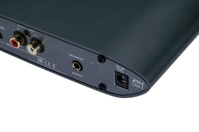Aukštos kokybės ausinių stiprintuvas iFi Audio ZEN CAN 3, galinis vaizdas, raudoni ir balti RCA jungtys, subalansuota išvestis, DC 5V maitinimo įėjimas