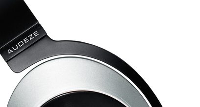 Åben Audeze EL-8 titanium hovedtelefon, sort hovedbøjle og ørekapper, sølvfarvede transducere, nærbillede af højre profil