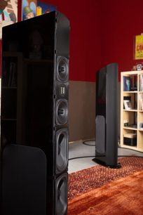 GoldenEar Triton Reference sort gulvhøjttaler, set forfra og fra siden, med fire synlige højttalere på forsiden