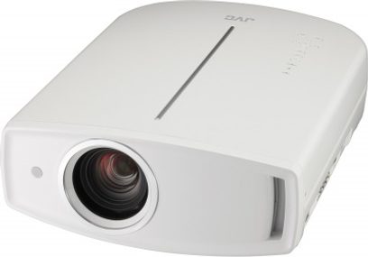 JVC DLA-HD750 hvid videoprojektor, trekvartersperspektiv forfra, sort decentraliseret objektiv, ventilationsgitter på siden