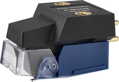 Czarna i niebieska wkładka hi-fi Audio Technica AT-VM520xEB z tworzywa sztucznego, widok z prawego przedniego trzech czwartych, przezroczysta osłona igły, gwintowane wkładki i pozłacane piny