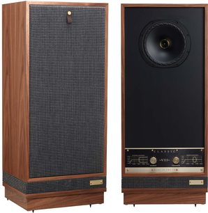 Due diffusori da pavimento Fyne Audio Classic VIII in noce, frontali, in legno, uno con griglia grigia, l’altro con altoparlante coassiale