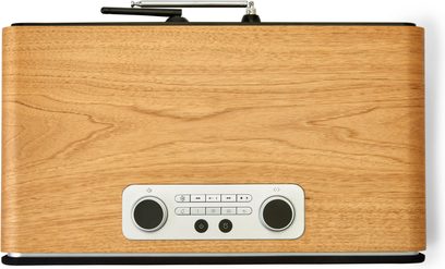 Roberts Stream 67 bordradio i lyst træ, glat front med sølvfarvet aluminiumbetjeningspanel med to store sorte drejeknapper og en central række af knapper, sammenklappelig teleskopantenne synlig øverst, set forfra