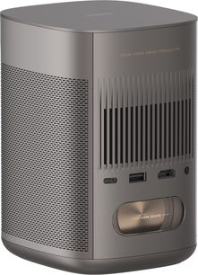 Videoprojektor XGIMI MoGo 2 Pro v tmavě šedé barvě, pohled zepředu, perforovaná mřížka v horní polovině, logo XGIMI, HDMI port