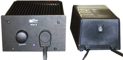 Ergo AMP 2 hovedtelefonforstærker, sort metalkabinet, front med 2 drejeknapper og 2 jackstik, set forfra og fra siden