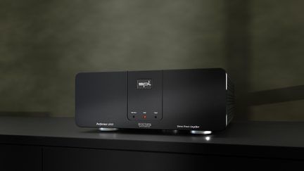 Amplificatore di potenza stereo SPL Performer s900 nero, vista frontale su mobile nero