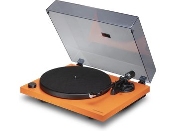 Pick-up Cambridge Audio Spira portocaliu, platan și braț negre, capac transparent deschis, vedere din trei sferturi