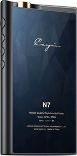Baladeur audiophile Cayin N7 noir à châssis métallique, dos en verre bleu foncé facetté avec lettrage blanc, molette de volume crantée dorée et quatre boutons ronds latéraux, vue arrière trois quarts