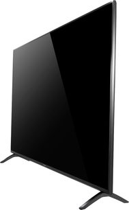 Fladskærms-TV Panasonic TX-55FX700 med rektangulært sort panel på mørk grå V-formet fod, set fra en trekvartvinkel