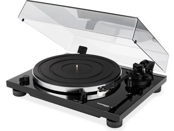 Czarna lakierowana gramofon Thorens TD 201 z ramieniem odczytującym, wkładką i przezroczystą osłoną przeciwpyłową