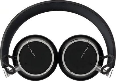 Beyerdynamic AVENTHO 100 kabelloser Kopfhörer in Schwarz, Draufsicht, gebogener, gepolsterter Kopfbügel aus Kunstleder, flach zusammengeklappte runde Ohrmuscheln mit schwarzen Kunststoffschalen, silberfarbenem Metallring und kleinen geflochtenen Kabeln an den Gelenken