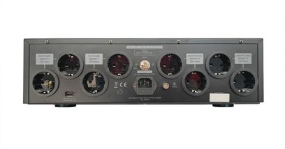 Condicionador de corriente Taga Harmony PC-9000DC plateado con 8 tomas, 1 puerto USB, 1 interruptor, 1 toma IEC y etiquetas descriptivas