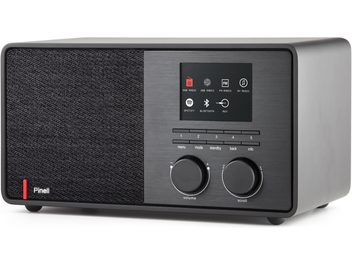 Радіоприймач Pinell of Norway Supersound 301 чорного кольору з матового металу, вид з правого переднього тричвертного ракурсу, з чорною тканинною решіткою ліворуч, кольоровим дисплеєм праворуч, п'ятьма тонкими кнопками та двома великими обертовими регуляторами