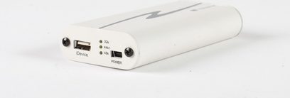 Bílý audio převodník DAC HRT iStreamer, pohled zepředu, s USB konektory, 3,5mm jackem a vypínačem