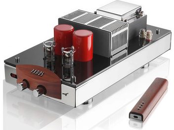 Хромований стерео hi-fi підсилювач Pathos Classic One MkIII з червоними вакуумними лампами, трансформаторами, радіаторами охолодження та дерев’яним пультом дистанційного керування