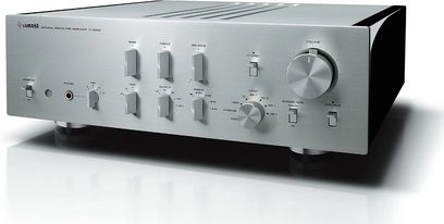 Yamaha C-5000 titano stereo išankstinis stiprintuvas, sidabrinė priekinė panelė su rankenėlėmis ir lizdais, šiek tiek nuožulnus priekio vaizdas