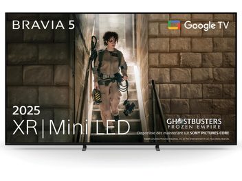 Sony BRAVIA 5 K75XR5 juodas televizorius su itin plonu metaliniu rėmeliu, plokščias XR Mini LED ekranas, rodantis reklaminį vaizdą, matomas iš priekio, pastatytas ant trijų diskretiškų kojelių
