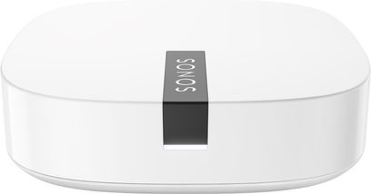Hvid oval Sonos Boost netværksmusikafspiller, sort "SONOS"-logo, set forfra på hvid baggrund
