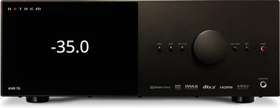 Anthem AVM 70 8K hjemmekinoforsterker, svart frontpanel, display, knapper for valg av inngang, volumknapp