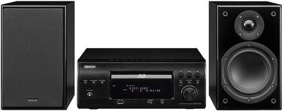 Sort Denon D-X1000BD hi-fi-anlæg bestående af en cd-afspiller, en forstærker og to højttalere, set forfra