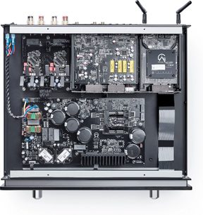 Primare I35 Prisma Schwarz Stereo-Hi-Fi-Verstärker, Frontansicht des Innenraums, elektronische Schaltungen und Komponenten auf Metallchassis