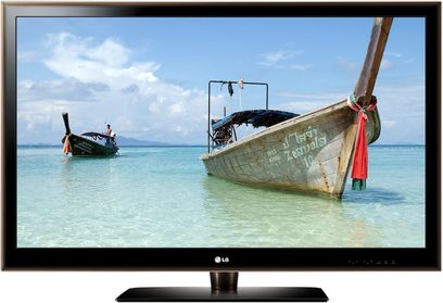 LG 47LE5510 tv der viser to træfiskerbåde, der flyder på et turkisfarvet og roligt hav