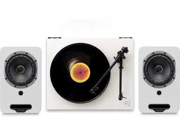 Platan de vinil Rega Planar 2 alb cu disc negru și pereche de boxe Fyne Audio albe