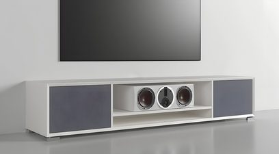 Clic Classic Series Model 242 center audio-video-møbel i hvidt træ, døre i gråt stof, niche med 3-højttalers centerhøjttaler