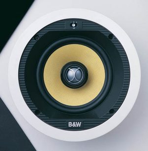 Bowers & Wilkins CCM 80 indbygget højttaler, set forfra, gyldent centralhøjttaler i sort rund ramme