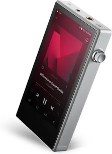 Stříbrný audiofilský přehrávač Astell&Kern PD5, dotykový displej zobrazující hudební přehrávač a vroubkované boční kolečko