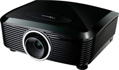 Sort Optoma EX785 projektor set fra 3/4 forfra, projektionslinse, ventilationsgitter