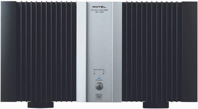 Černý výkonový zesilovač Rotel RB-1090 THX, pohled zepředu, dva černé vertikální chladiče po stranách stříbrného čelního panelu