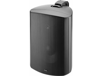 Buitenspeaker Focal 100 OD8 zwart, driekwarts voorzijde, rechthoekige afgeronde behuizing van zwart plastic met een brede geperforeerde metalen grille aan de voorkant en geïntegreerde bevestigingssteun aan de bovenkant