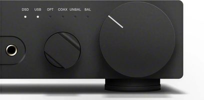 Sluchátkový předzesilovač Sennheiser HDV 820 černý, detailní pohled zepředu na ovládací prvky a konektory