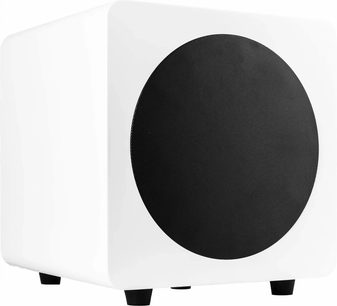 Matowy biały subwoofer Kanto SUB8 widziany z lewego przedniego trzech czwartych, sześcienna obudowa z zaokrąglonymi krawędziami, duża czarna okrągła kratka z przodu oraz cztery krótkie czarne nóżki