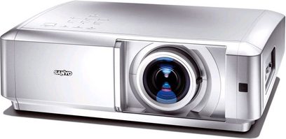 Vidéoprojecteur Sanyo PLV-Z5 argenté, vue de face, objectif centré avec lentille bleue, façade avant arrondie