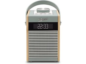 Roberts Rambler Midi Tischradio in Entenblau mit hellen Holzseiten, horizontalem Metallgitter und zentralem Digitaldisplay unter dem Logo, gebogener Tragegriff, Frontansicht