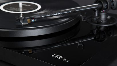 Hi-fi gramofon Music Hall MMF 2.3 černý. Detailní záběr na raménko s přenoskou a protizávažím. Pohled shora