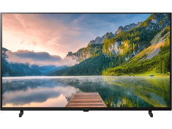 Телевізор Panasonic TX-58JX800E із зображенням гірського пейзажу з лісом, озером і хмарним небом на заході сонця