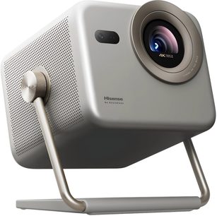 Hisense M2 PRO videoprojektor i metallisk grå med metallkabinett, sett fra venstre forfra i froskeperspektiv, utstyrt med en stor, sirkulær linse med champagnefarget ring, perforert sideventilasjon og en vippbar rørformet støtte.