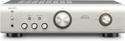 Wzmacniacz stereo hi-fi Denon PMA-520AE w kolorze srebrnym, widok z przodu, front ze szczotkowanego aluminium z przyciskami, pokrętłami, wyświetlaczem i gniazdami na przednim panelu