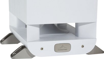Polk Audio S55 hvid tårnhøjttaler, set nedefra, rektangulær hvid base med metalskilt graveret med "POWER PORT"