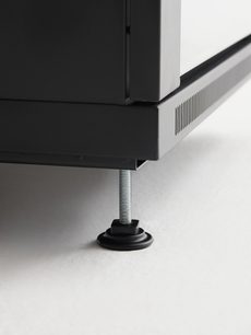 Norstone Pro Rack 32U audiovisuele kast met verstelbare metalen voet en zwarte ronde basis op een lichte ondergrond