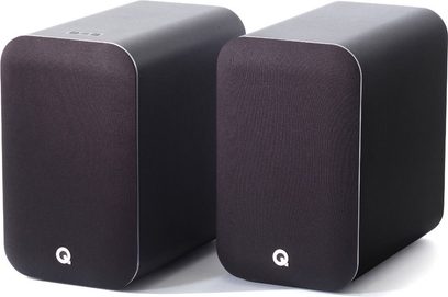 Par trådløse Q Acoustics M20 højttalere i sort, rektangulære, med akustisk stof, hvidt logo, på hvid baggrund