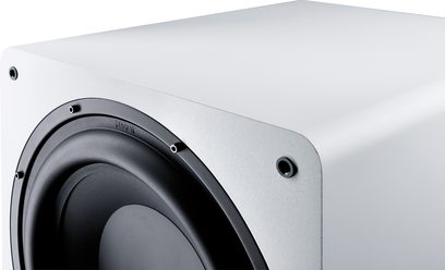 Hvid Alpha RS 8 subwoofer, set fra en vinkel, med afrundet øverste højre hjørne og indbygget sort, cirkulær højttaler