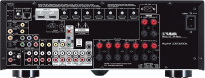 Yamaha RX-A830 sort hjemmebiografsforstærker, set forfra, med mange stik og knapper på forsiden, digitalt display i midten