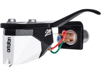 Ortofon 2M MONO 78 forlydsholder, monteret, set fra siden, sort og hvid krop, farvede stik, to sølvskruer